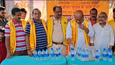 अररिया: मुहर्रम पर्व को लेकर शहर के चांदनी चौक पर लायंस क्लब की ओर से पानी पिलाने के लिए लगाया गया था स्टॉल