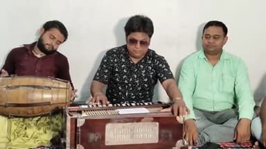 गरिमा पर हमले से आहत शिक्षकों ने गीत गाकर बयां किया अपना दर्द