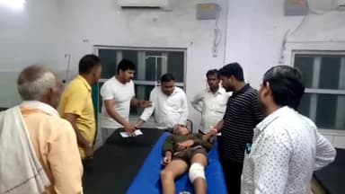 इटावा: दतावली के पास बाइक व स्कूटी की भिड़ंत में स्कूटी सवार किशोर हुआ गंभीर रूप से घायल, प्राथमिक उपचार के बाद सैफई PGI रेफर