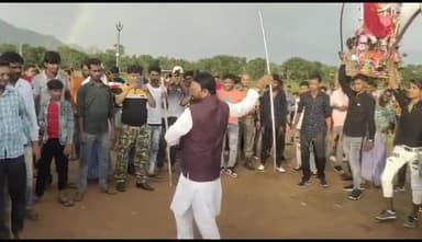 देवीपुर: #मुहर्रम के अवसर पर #पूर्व #मंत्री #सुरेश #पासवान #अखाड़ा खेलते हुए।
@reporteryugal