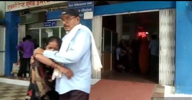 पन्ना: जिला अस्पताल में सड़क दुर्घटना में मृत युवक के परिजनों को सिविल सर्जन ने करवाया शव वाहन उपलब्ध।