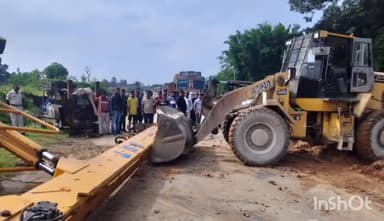 बतौली: राष्ट्रीय राजमार्ग 43 में सेदम पुल पर पलटी हाइड्रा को जेसीबी और लोडर के सारे हटाकर आवागमन सुचारू, 8 घंटे तक लगा रहा जाम