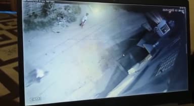 मीनापुर: सहवाजपुर के किराना दुकानदार राहुल उर्फ राजा हत्याकांड मामले मे शनिवार को पोस्टमार्टम के बाद पुलिस ने परिजनों को सौंपा शव