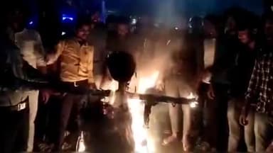 इचाक: मांगों को लेकर संयुक्त शिक्षक संघर्ष मोर्चा के आह्वान पर जगन्नाथ महतो इंटर महाविद्यालय के शिक्षकों ने किया पुतला दहन