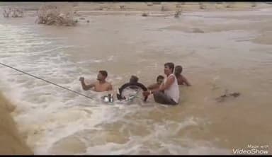 जालौर: सुकड़ी नदी में पानी के तेज बहाव में बहे मोटरसाइकिल के साथ चालक, ग्रामीणों ने कड़ी मशक्कत के बाद निकाला बाहर