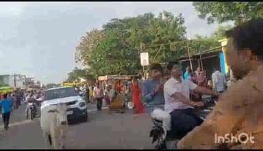 नलखेड़ा: नलखेड़ा में सीसी रोड निर्माण के चलते बगलामुखी मंदिर मार्ग पर लगा हाट बाजार, श्रद्धालुओं को होना पड़ा परेशान