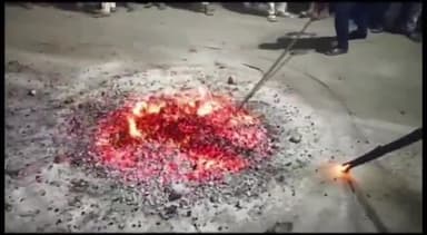 पैलानी: मुहर्रम के त्यौहार में आंग के अंगारे में कूदते हैं श्रद्धालु, गंगा जमुनी की तहजीब पर मनाया जाता है मोहर्रम का त्यौहार।