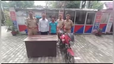 शाहजहांपुर: थाना रोजा पुलिस ने खुलेआम कत्ल करने वाले दो अभियुक्तों को  सलिया तिराहे से किया गिरफ्तार निशानदेही पर आला कत्ल बरामद