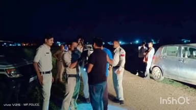 टीकमगढ़: टीकमगढ़ शहर में पुलिस ने सार्वजनिक स्थानों पर शराब का सेवन करने वालों को किया चेक