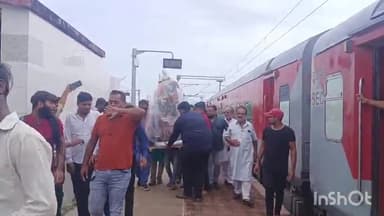 तिल्दा: महाकाल की मूर्ति ट्रेन से तिल्दा पहुंची, पूजा अर्चना कर स्टेशन से बाजे गाजे के साथ कथा स्थल ले जाया गया