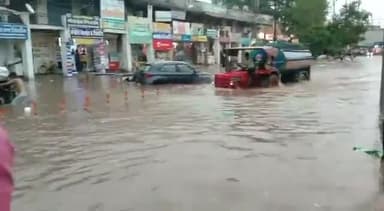 अलवर: शहर में बारिश के कारण बस स्टैंड से अशोका टॉकीज तक सड़क पर भरा पानी, वाहन फंसे