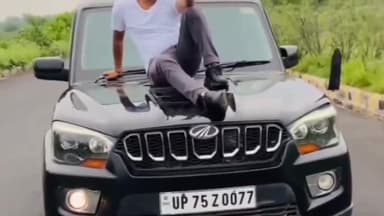 इटावा: कार के बोनट पर बैठकर रील बना रहे युवक को इटावा की यातायात पुलिस ने भेजा ₹13000 का चालान