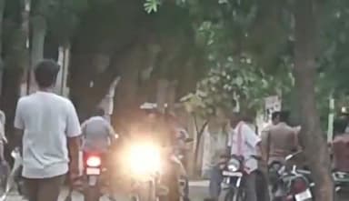 हाथरस: मुरसान कस्बे में बाइक हटाने को लेकर एक युवक के साथ पुलिसकर्मियों ने की जमकर मारपीट, वीडियो हुआ वायरल