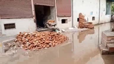 हिसार: भारत नगर में सीवर ओवरफ्लो और गंदे पानी की सप्लाई को लेकर लोगों ने किया प्रदर्शन