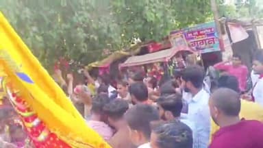 शाहजहांपुर: कांट में खाटू श्याम निशान यात्रा एवं कांवड़ यात्रियों का प्रभारी निरीक्षक एवं शिव भक्तों ने पुष्प वर्षा कर किया स्वागत