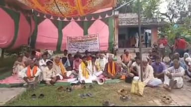 अतर्रा: अघोषित बिजली कटौती व कर्मचारियों की हठधर्मिता से नाराज किसानों ने बिसंडा पावर हाउस में अनशन किया प्रारंभ