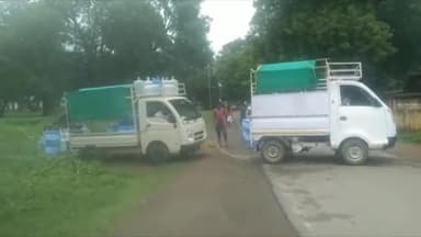 सोहागपुर: रेलवे कॉलोनी स्थित काली मंदिर के पास गड्ढे में फंसा छोटा हाथी वाहन, भारी मशक्कत के बाद निकाला गया बाहर