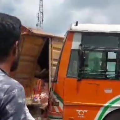 उन्नाव: सदर कोतवाली क्षेत्र के गदनखेड़ा चौराहे में सरकारी बस खड़े ट्रक में पीछे से जा घुसी, कई यात्री घायल