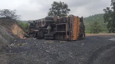 चितरंगी: अमिलिया घाटी पर कोयला लोड हाईवा वाहन पलटा, बाल-बाल बचे चालक और खलासी