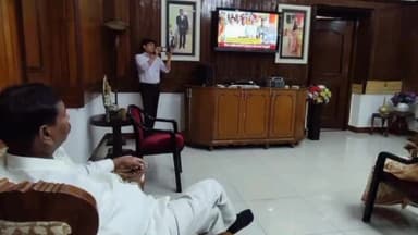 कांके: रांची के पुराना जेल चौक स्थित केंद्रीय मंत्री अर्जुन मुंडा के आवास पर सुनी गई पीएम मोदी के मन की बात कार्यक्रम