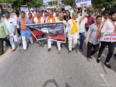 जालौर: जालौर में भाजपा का नहीं सहेगा राजस्थान अभियान के तहत कार्यकर्ताओं ने शहर में निकाली रैली विधायक रहे मौजूद।