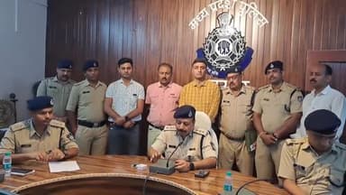 छतरपुर नगर: सटईके जंगल मे मिली अधजली लाश की शिनाख्त कर आरोपी पति पत्नी को किया गिरफ्तार,पुलिसलाइन में प्रेसकांफ्रेंस कर किया खुलासा