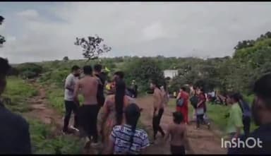 नरसिंहगढ़: नरसिहगढ़ के नादिया पानी कुंड पर नहाते समय लड़की के साथ युवक ने की छेड़छाड़, मौजूद लोगों ने युवक को पीटा