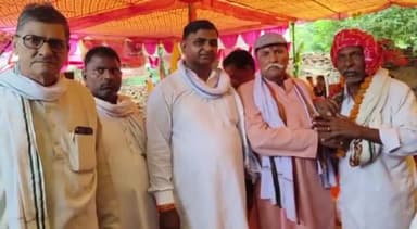 सरमथुरा: बसंतपुरा, चांदपुरा में राज्य सरकार की योजनाओं से सम्भावित दावेदार होतम सिंह ने ग्रामीणों को करवाया अवगत