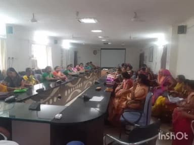 धौलपुर: कलेक्ट्रेट सभागार में इंदिरा गांधी स्मार्टफोन योजना को लेकर कार्यशाला आयोजित