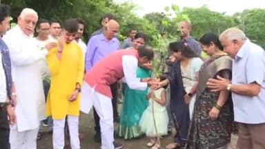 हुज़ूर: CM शिवराज ने श्यामला हिल्स स्थित उद्यान में पूर्व मंत्री श्री जयंत मलैया और श्री अजय विश्नोई के साथ किया पौध रोपण