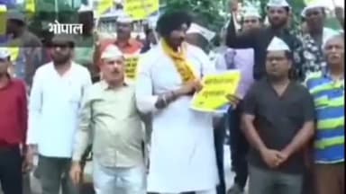 हुज़ूर: सतना जिले के मैहर में नाबालिग से दुष्कर्म के खिलाफ भोपाल के रोशनपुरा चौराहे पर AAP कार्यकर्ताओं ने किया प्रदर्शन