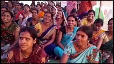 नवागढ़: बिहान समूह की महिलाएं अपनी 7 सूत्रीय मांगो को लेकर ब्लॉक क्षेत्र के कचहरी चौक में अनिश्चितकालीन हड़ताल पर बैठी