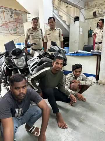 चंदखुरी फार्म में चोरी के दोपहिया वाहन बेचने की फिराक में घूमते 4 लोगों को पुलिस ने गिरफ्तार कर 3 दोपहिया वाहन किए ज़ब्त