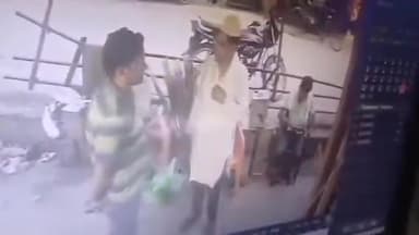 शाहजहांपुर: कोतवाली सदर बाजार क्षेत्र के मामूडी के रहने वाले दुकानदार को हलीम के सामान के पैसे मांगने पर पीटा वीडियो हुआ वायरल