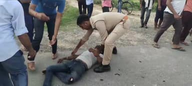 मोहम्मदी: लाल पंप के पास सड़क पर बैठे छुट्टा गोवंश को बचाने को लेकर दो बाइक आमने सामने से टकरा गई एक की मृत्यु 2 लोग बुरी तरह से