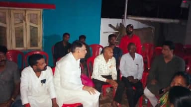 कांके: दलादली चौक स्थित दिवंगत सुभाष मुंडा के घर पहुंचे झारखंड प्रदेश कांग्रेस अध्यक्ष, परिजनों से की मुलाकात