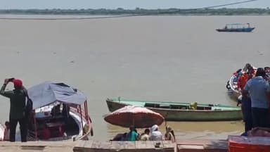 वाराणसी में गंगा का जलस्तर स्थिर,64 मीटर से ऊपर बह रही गंगा,एक घाट से दूसरे घाट नहीं जा पा रहे लोग