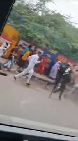 मुहर्रम जुलूस के दौरान आम जनता पर हमला। क्यों
DTC बसों व गाड़ियों पर भी फेंके पत्थर। क्यों
वीडियो दिल्ली के नागलोई का। भारत की शिक्षा व्यवस्था पर सवाल इनको किस जगह से यह शिक्षा प्राप्त हो रही है आतंकवादी गतिविधि पर नजर डालें #दिल्लीसरकार,