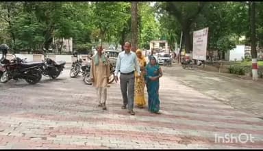 बहराइच: नेवादा इलाके में जमीन के विवाद को लेकर पीड़ित ने अपने परिवार के सदस्यों के साथ डीएम से की शिकायत