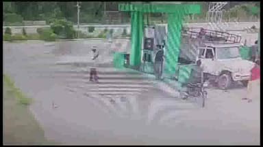 छतरपुर नगर: जवाहर रोड पर सेंट्रल बैंक के एटीएम से पैसे निकालने गए व्यक्ति के साथ दो युवकों ने की धोखाधड़ी, युवक सीसीटीवी में दिखे