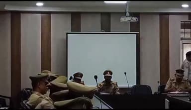 उन्नाव: पुलिस लाइन सभागार में अपर पुलिस अधीक्षक ने पुलिस कर्मियों के साथ की बैठक, दी गई ट्रेनिंग