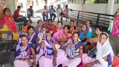 साहेबगंज: CHC साहेबगंज़ में ओपीडी के समक्ष बैठकर आशा और फैसिलिटेटर ने 20वें दिन भी जारी रखी हड़ताल