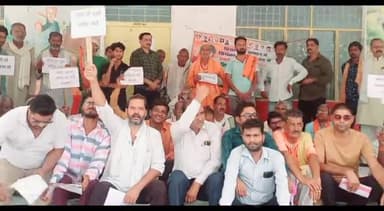 मऊरानीपुर: रोरा व भटपुरा में खराब हुई फसलों को लेकर तहसील परिसर में एकजुट हुए किसान, शासन प्रशासन से मांगा मुआवजा