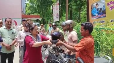 उन्नाव: कलेक्ट्रेट के पास डीएम ने हेलमेट वितरण कर सड़क सुरक्षा पखवाड़े का किया समापन