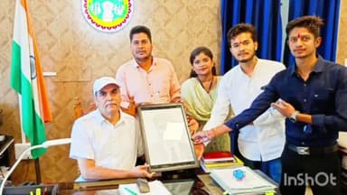 सोहागपुर: कमिश्नर को युवाओं की टोली ने भेंट की छायाचित्र, कमिश्नर कार्यालय में किया गया वृक्षारोपण