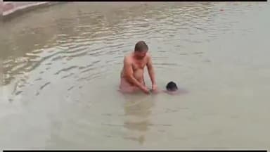 उन्नाव: थाना गंगाघाट क्षेत्र अंतर्गत के गंगा नहा रहे तीन युवकों में 2 की डूबने से हुई मौत,1 युवक को गोताखोरों ने बचाया