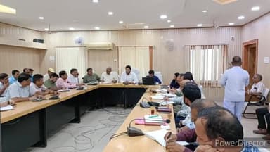 कलुआही: डीएम ने समाहरणालय सभाकक्ष में वरीय पदाधिकारियों के साथ की बैठक, दिए आवश्यक निर्देश