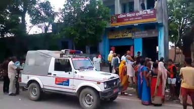 हिलसा: इन्दौत पंचायत में विभिन्न बैंकों के खाताधारकों के खाते से पैसे उड़ाए जाने के मामले में किया हंगामा, जांच में जुटी पुलिस