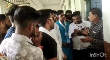 गुना नगर: PG कॉलेज से विधि कॉलेज तक जाने का कच्चा रास्ता बारिश से कीचड में हुआ तब्दील छात्र संगठन NSUI ने प्राचार्य को दिया ज्ञापन