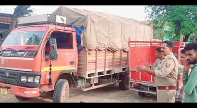 मऊरानीपुर: मऊरानीपुर खदीयन चौराहे पर  ट्रक और चालक को बनाया बंधक ,की पेसो की मांग,मौके पर पहुंची पुलिस